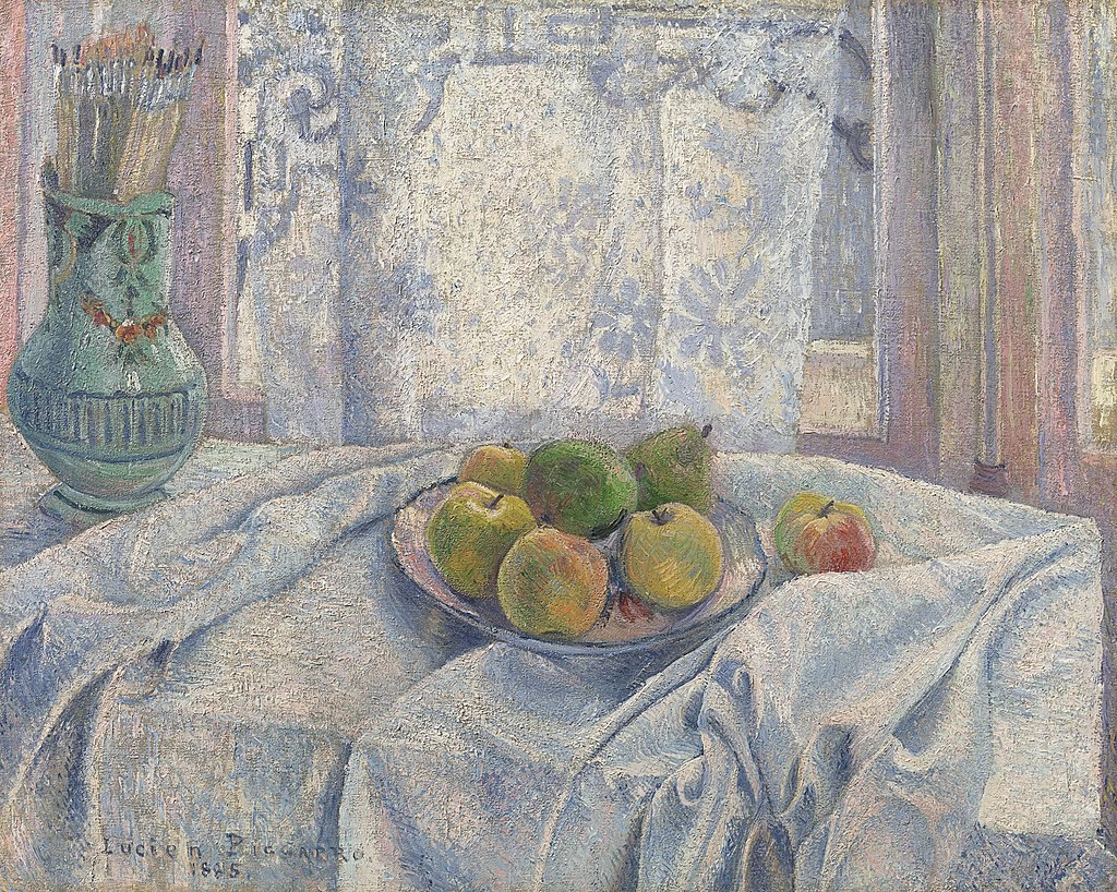 Luciene Pissarro - Mele su una tovaglia contro una finestra dalle tende di pizzo, 1885, Richard Green Fine Paintings, Parigi